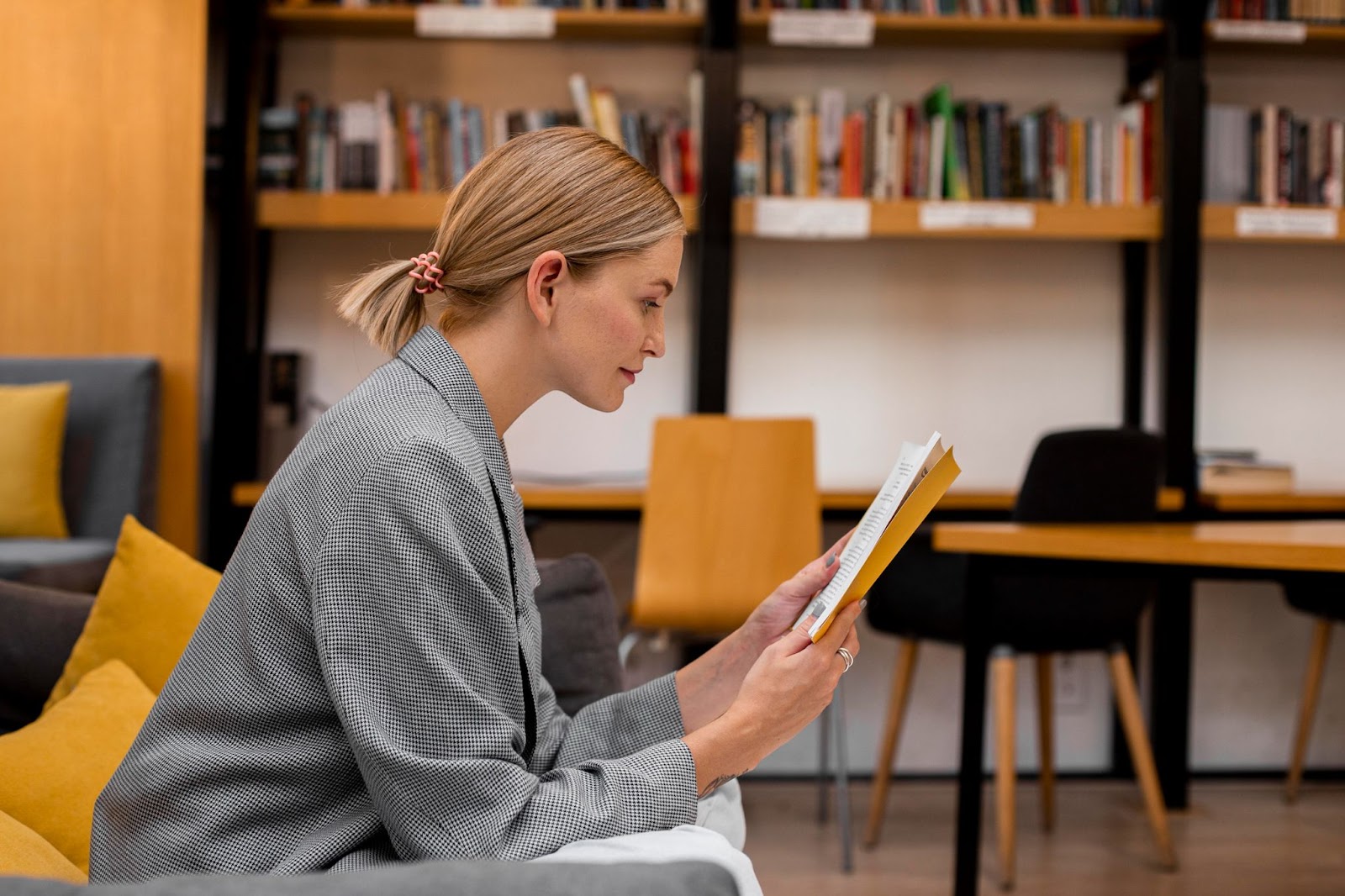 the women are reading book